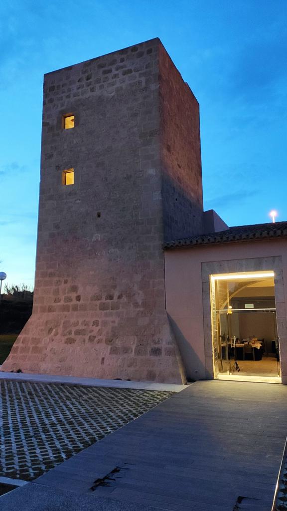 Torre Sarrió al atardecer, torre defensiva del siglo XVI en la Albufereta